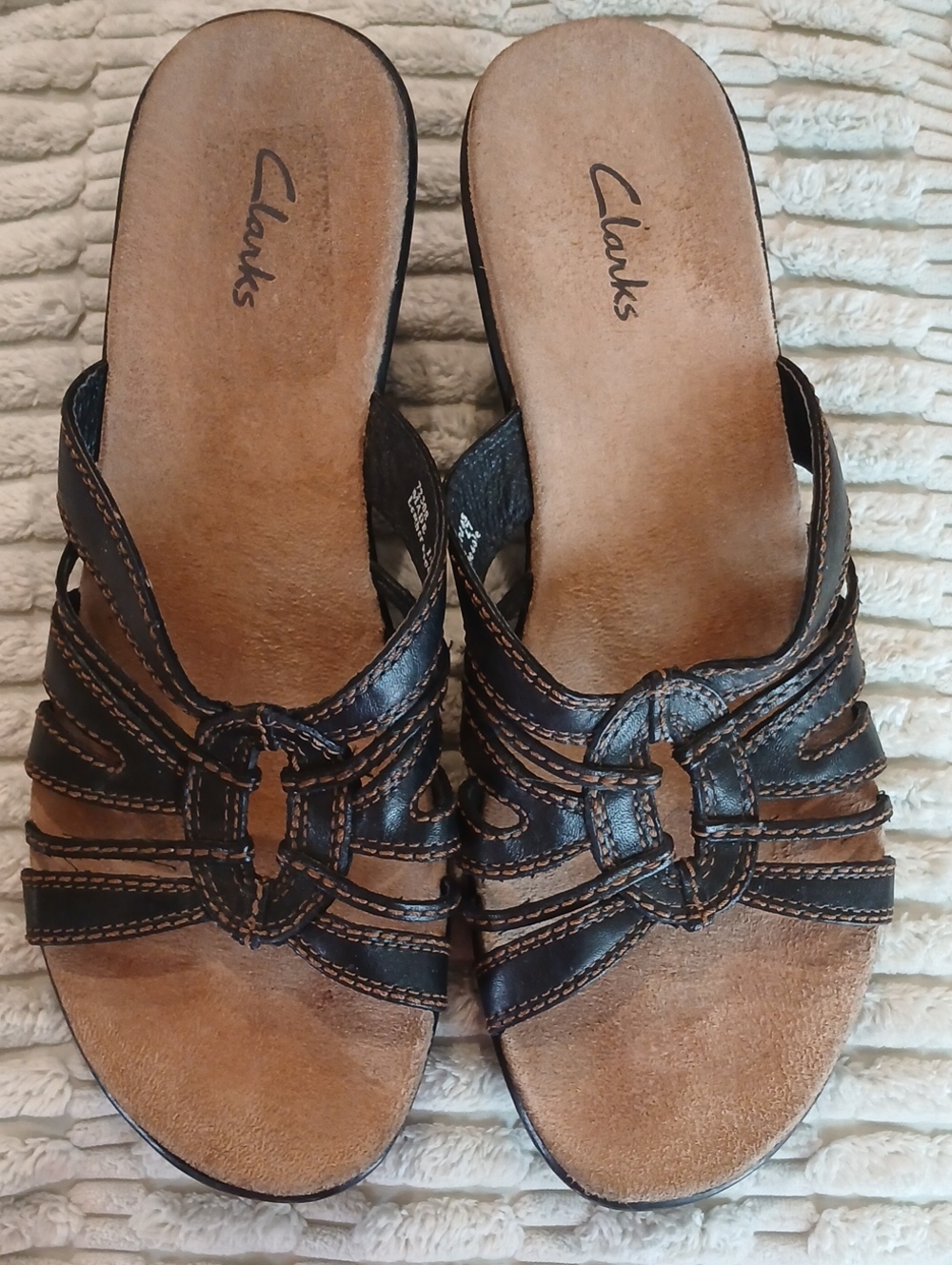 Clarks Black Leather Keyhole Wedge Sandals Size 6.5